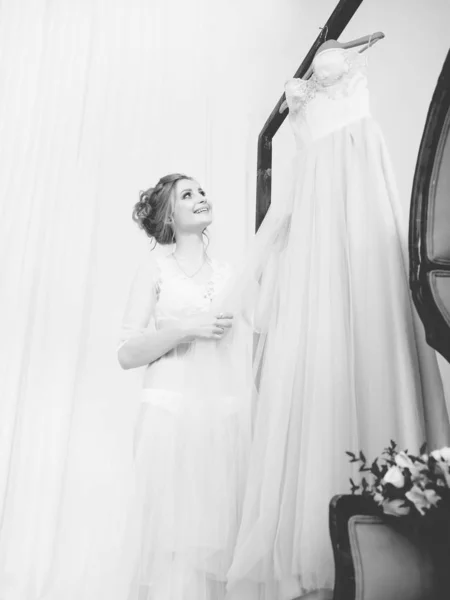 Happy girl trying on her wedding dress — ストック写真