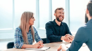 Yöneticiler başvuru sırasında başvurucuya sorular sorarlar