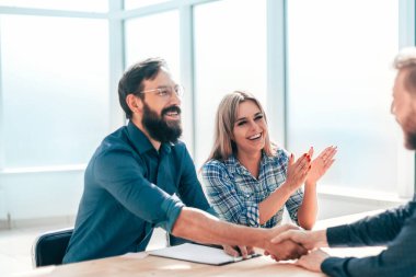 Görüşme sırasında gülümseyen genç adam işverenlere soruları yanıtlıyor