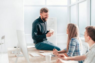İş ekibi yeni fikirleri tartışıyor. Takım çalışması kavramı