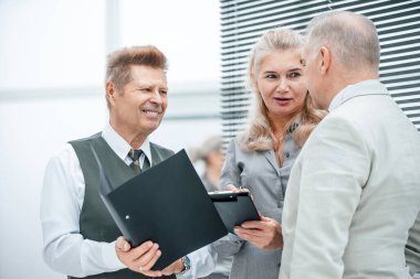 Kapat. İş kadını iş arkadaşlarıyla iş planını tartışıyor