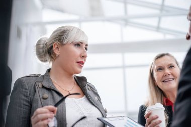 Kapat. çalışma grubu mevcut görevi tartışıyor.