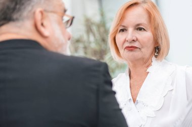 Kapat. Ciddi iş arkadaşları ofiste bir şeyler konuşuyorlar.