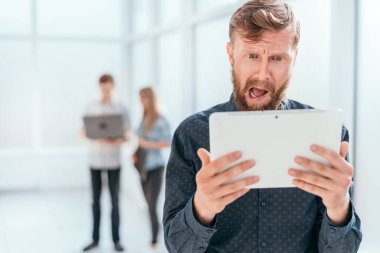 Tabletinde Sms okuyan duygusal iş adamı