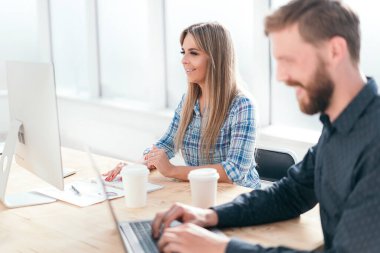 modern bir ofis işyeri çalışanları