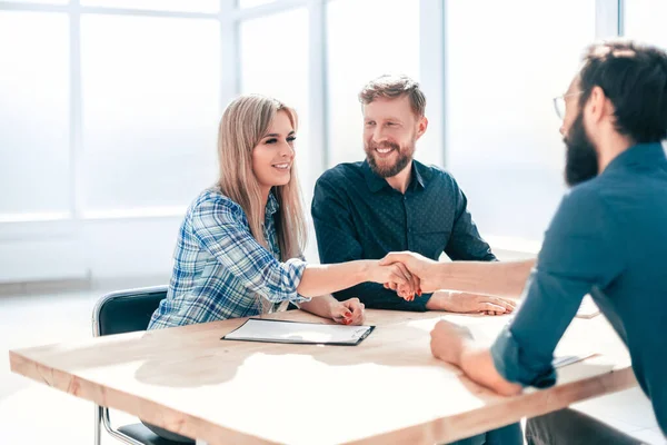 Business people shaking hands at a meeting in the office. — Stock Photo, Image