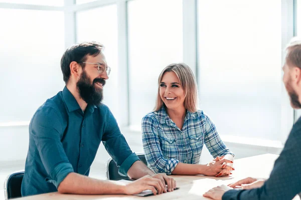 Gestores e candidatos a emprego sentados à mesa durante a entrevista — Fotografia de Stock