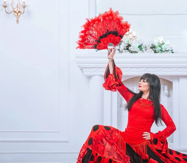 Woman dancer in red dress performing Gypsy dance — Stock Photo, Image