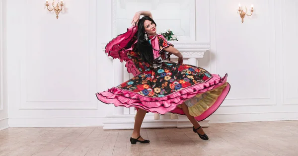 Μια όμορφη χορεύτρια χορεύει τσιγγάνικο χορό. φωτογραφία με αντίγραφο του χώρου — Φωτογραφία Αρχείου