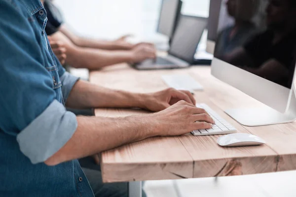 De cerca. un grupo de personas trabaja en sus computadoras . —  Fotos de Stock