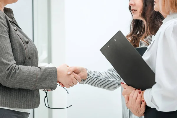 Close up. two business women greet each other with a handshake — Stok fotoğraf