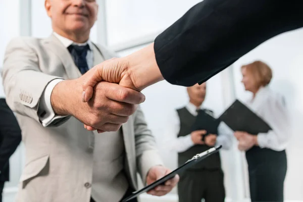 Uomo d'affari stringere la mano con fiducia con il suo socio d'affari . — Foto Stock