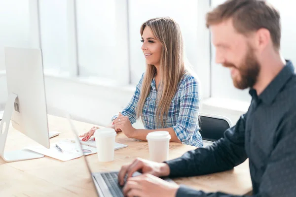 Mitarbeiter am Arbeitsplatz in einem modernen Büro — Stockfoto