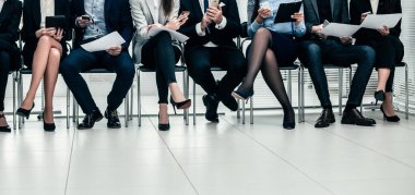 Konferans odasında cihazlarını kullanan bir grup çalışan..