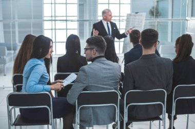 Dikiz aynası. Konferans odasında oturan bir grup çalışan.