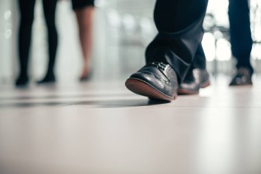 Kapat. İş adamı ofis koridorunda yürüyor.