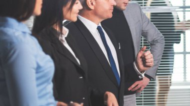 Proje Yöneticisi zamanlaması olan bir tablo gösterdi