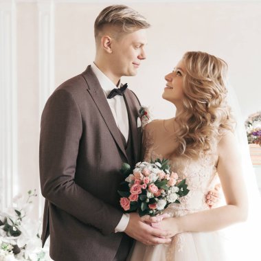 Kapat. Mutlu bir gelin ve damadın portresi.