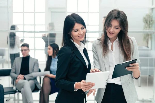 Due donne d'affari che discutono documenti aziendali in ufficio — Foto Stock