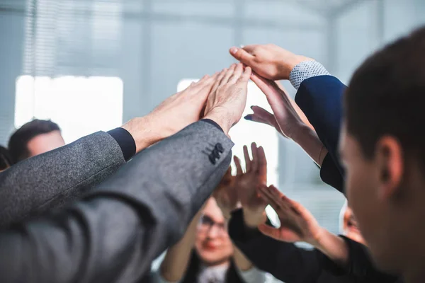 De cerca. un grupo de empleados uniéndose a sus palmas — Foto de Stock