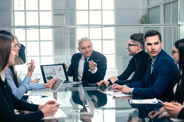 Hombre de negocios discutiendo datos financieros en una reunión de trabajo — Foto de Stock
