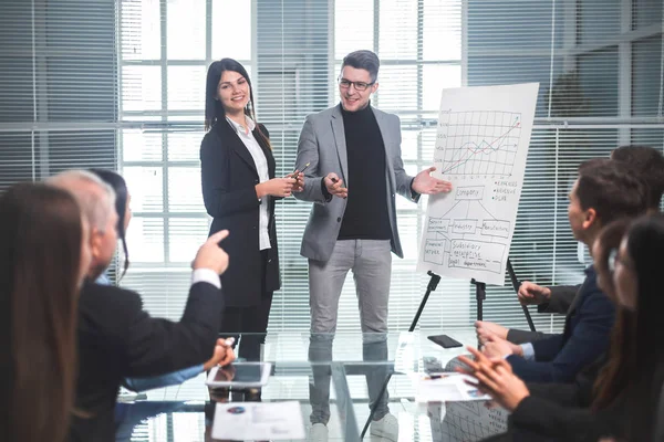 Grupo de trabajo sobre un nuevo proyecto en la sala de conferencias — Foto de Stock