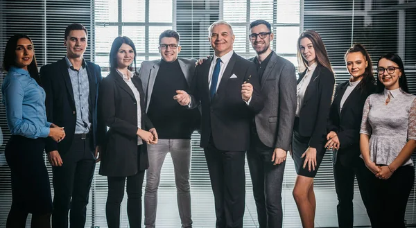 Grupp glada affärsmän står i kontorslobbyn — Stockfoto