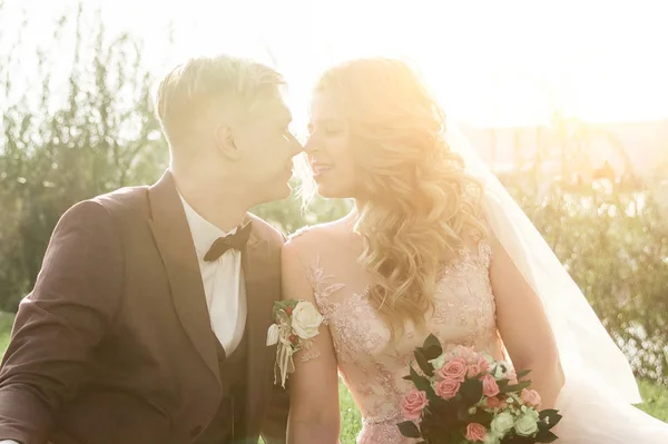 Close up. portrait of kissing bride and groom — Stockfoto