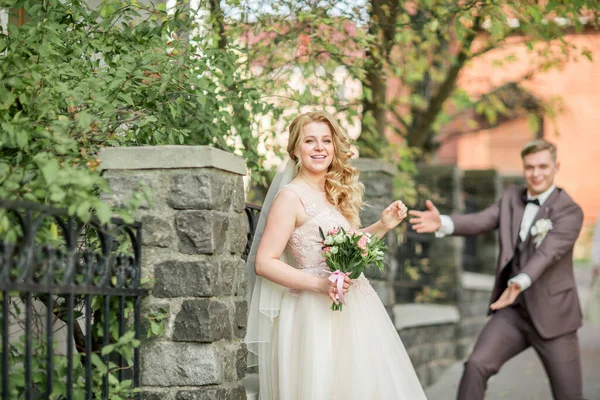 Mariée et marié très heureux sur une grande rue de la ville . — Photo