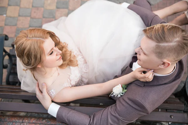 Vista dall'alto. sposa felice e sposo seduto su una panchina — Foto Stock