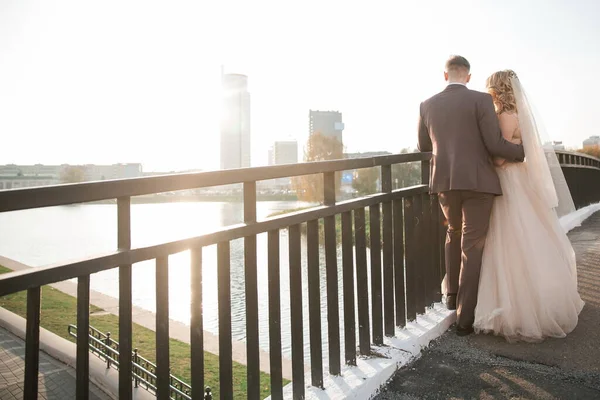 Zadní pohled. pár novomanželů stojící na mostě — Stock fotografie