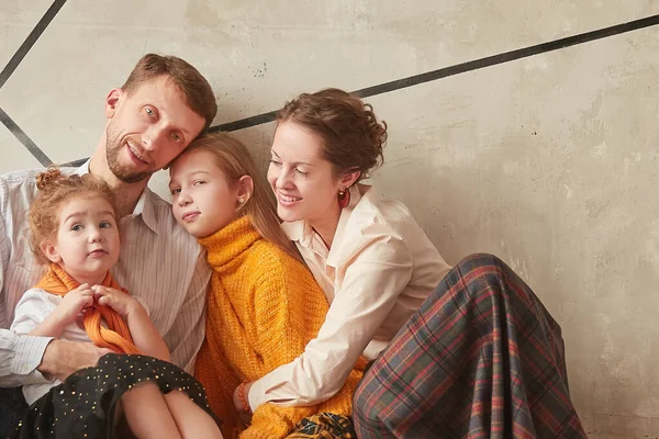 Familia sentada en el suelo en un nuevo apartamento en Nochebuena — Foto de Stock