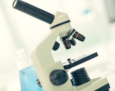 up.microscope bilim laboratuarı tablosunda yakın.