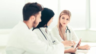 team of different doctors discussing the problems of the coronavirus