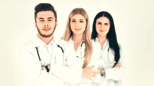 Groep glimlachende ziekenhuiscollega 's die samen staan — Stockfoto