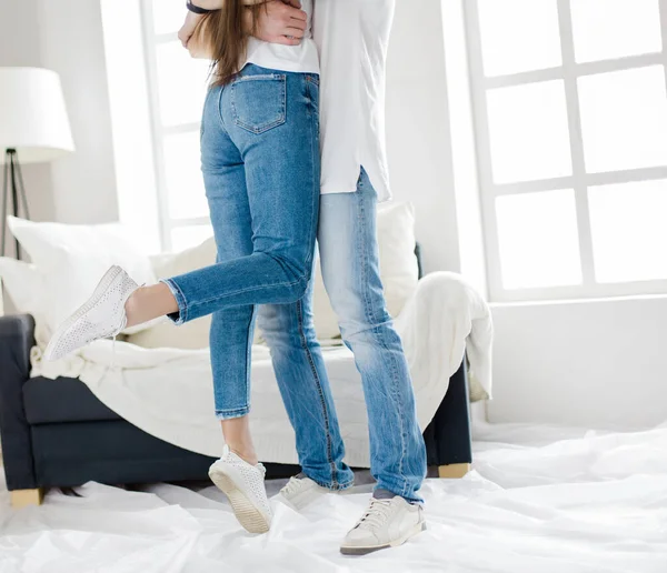 Marido e mulher abraço de pé em seu novo apartamento — Fotografia de Stock