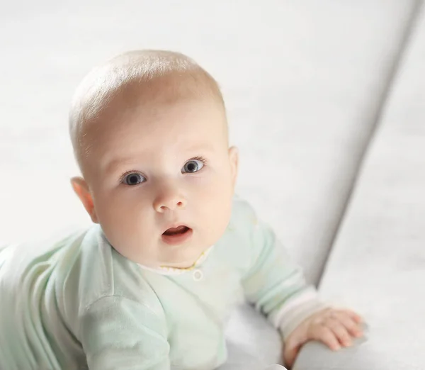 Close-up van een mooie kleine baby kijkend naar de camera.foto — Stockfoto