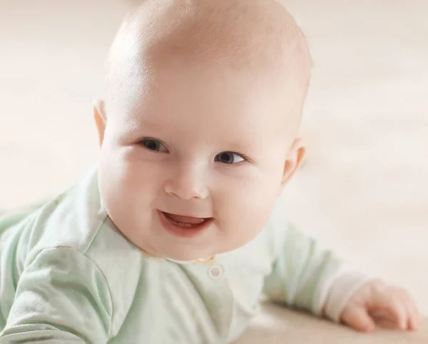 Yakın plan. Bulanık arkaplanda güzel bir bebeğin portresi.. — Stok fotoğraf