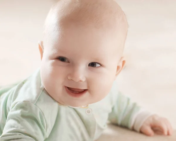 Zbliżenie.portret ślicznego maluszka na rozmytym tle. — Zdjęcie stockowe