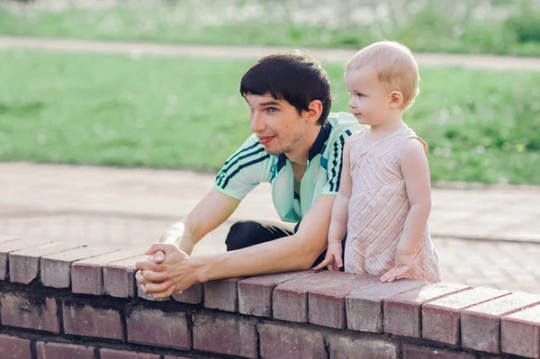 Padre con su linda niña con su hija mirando el agua en la fuente de la ciudad — Foto de Stock