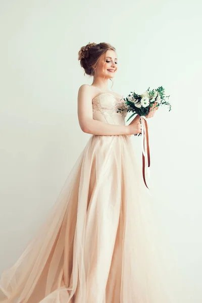 Sposa con un bouquet in un bellissimo abito da sposa — Foto Stock