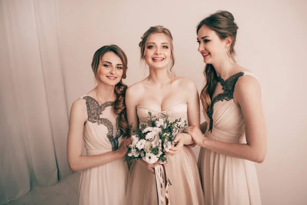 Porträtt av bruden med två flickvänner. — Stockfoto