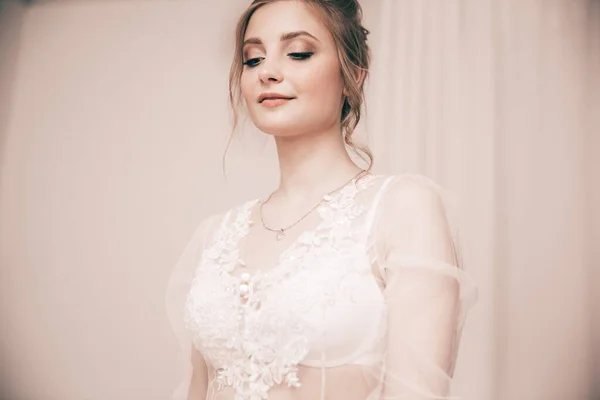 Zárj be! portré egy boldog fiatal nőről esküvői ruhában — Stock Fotó