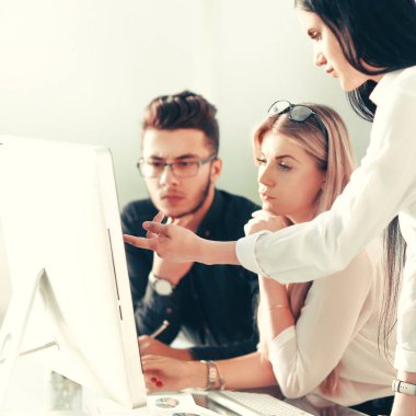 İş arkadaşları modern ofiste yeni bir başlangıç projesi üzerinde çalışıyor