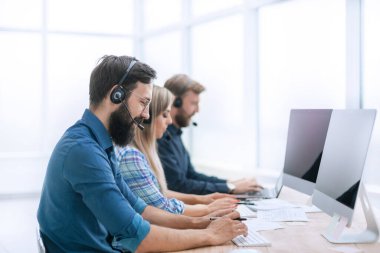 çağrı merkezi personeli ofiste işyerinde