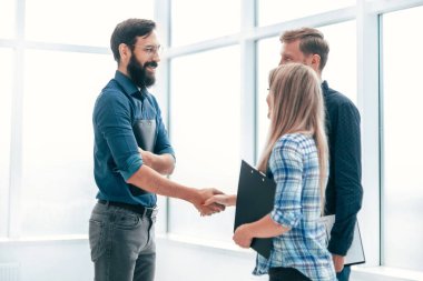 Ofis lobisinde tokalaşan iş adamları. .