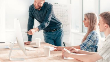 Proje Yöneticisi iş ekibiyle bir iş toplantısında.