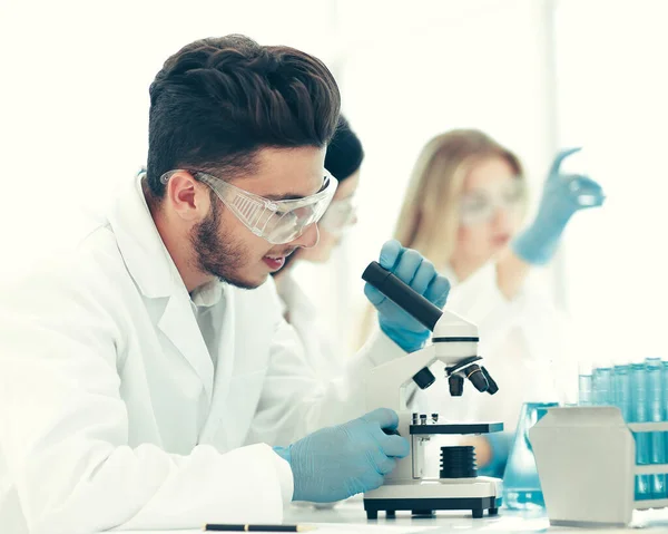 Close up.male cientista realizando pesquisa no laboratório — Fotografia de Stock