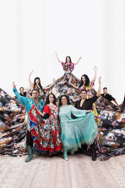 Хореографический ансамбль цыганских танцев позирует на сцене — стоковое фото
