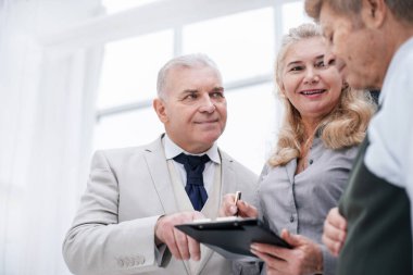 Kapat. güncel görevleri tartışan bir grup çalışan